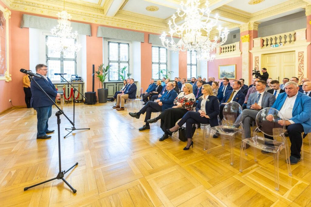 Wręczenie umów na małą infrastrukturę sportową i przyszkolne sale gimnastyczne, fot. Szymon Zdziebło/tarantoga.pl dla UMWKP