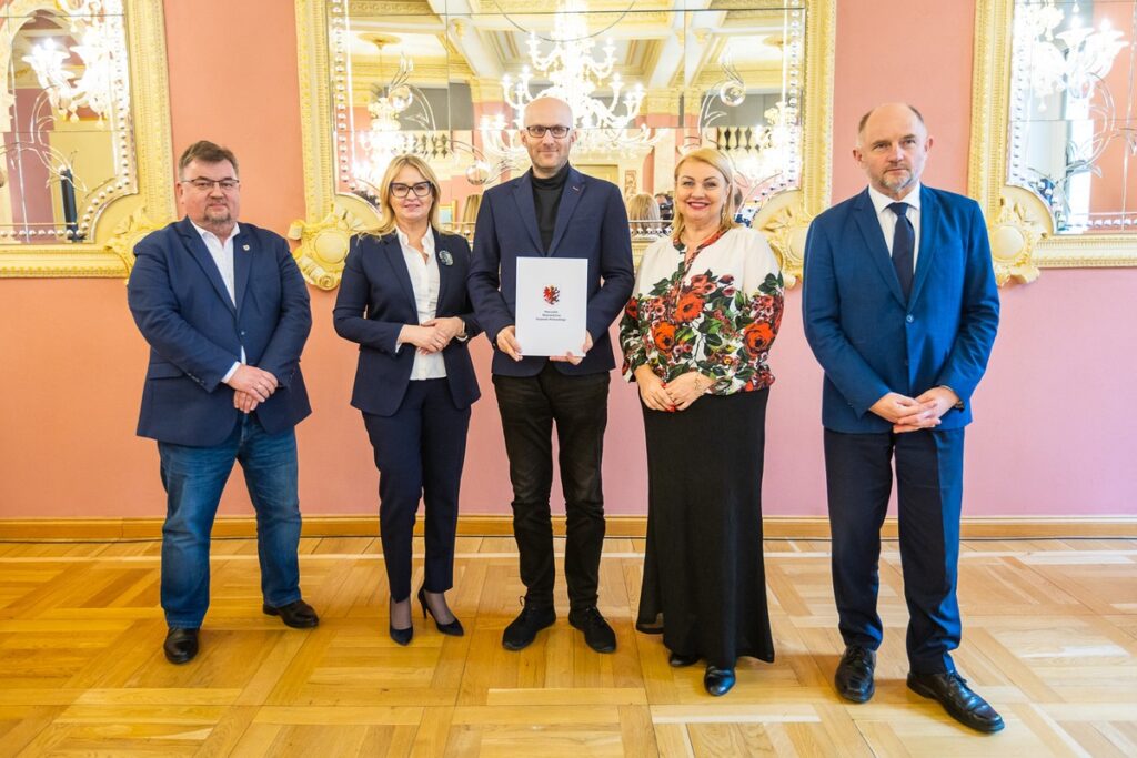 Wręczenie umów na małą infrastrukturę sportową i przyszkolne sale gimnastyczne, fot. Szymon Zdziebło/tarantoga.pl dla UMWKP