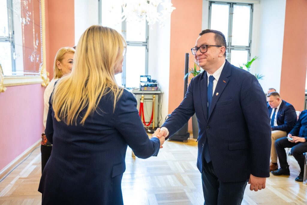 Wręczenie umów na małą infrastrukturę sportową i przyszkolne sale gimnastyczne, fot. Szymon Zdziebło/tarantoga.pl dla UMWKP