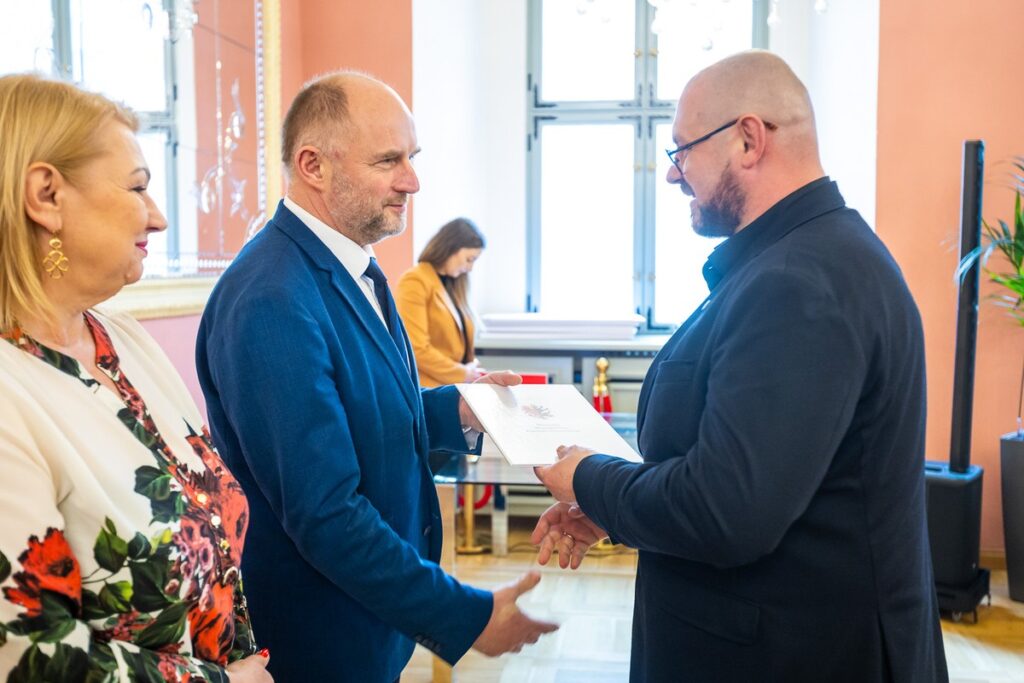 Wręczenie umów na małą infrastrukturę sportową i przyszkolne sale gimnastyczne, fot. Szymon Zdziebło/tarantoga.pl dla UMWKP