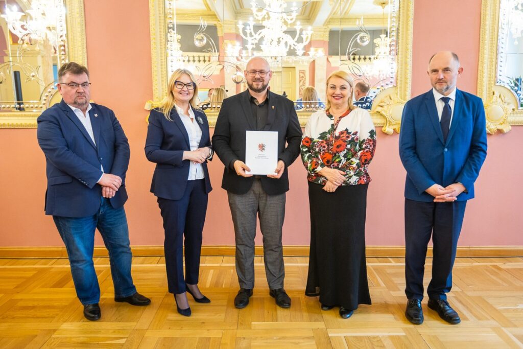 Wręczenie umów na małą infrastrukturę sportową i przyszkolne sale gimnastyczne, fot. Szymon Zdziebło/tarantoga.pl dla UMWKP