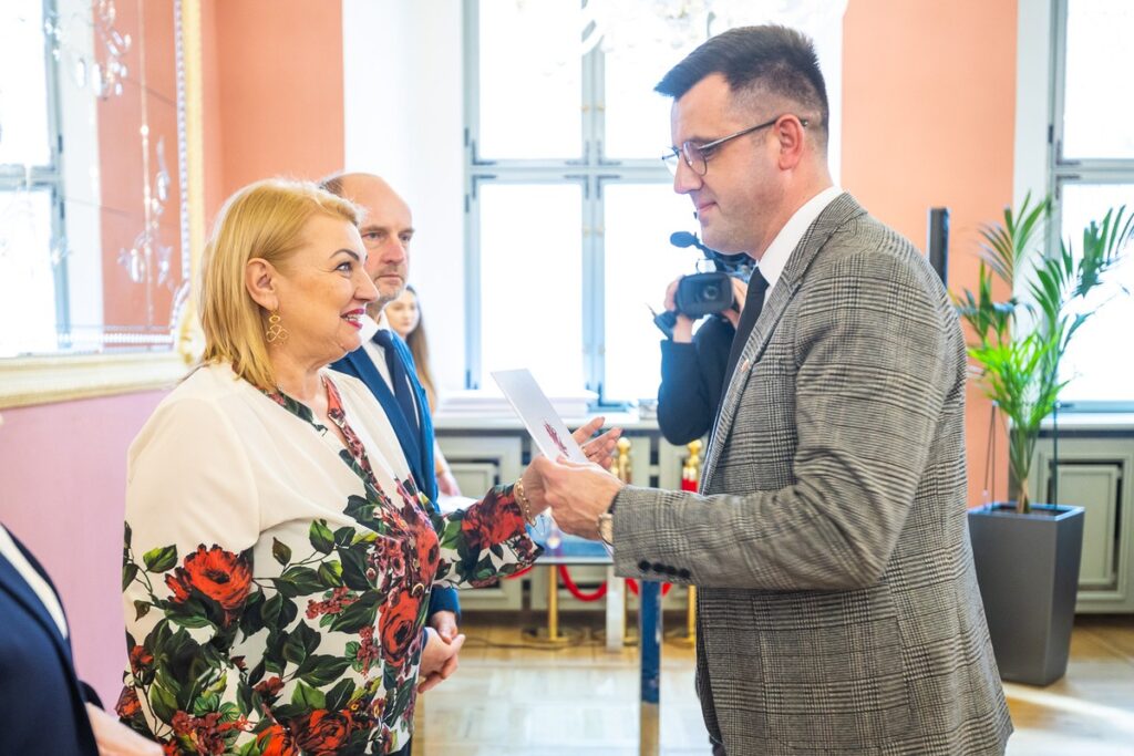 Wręczenie umów na małą infrastrukturę sportową i przyszkolne sale gimnastyczne, fot. Szymon Zdziebło/tarantoga.pl dla UMWKP