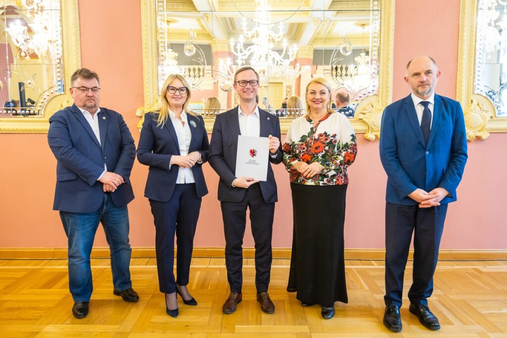 Wręczenie umów na małą infrastrukturę sportową i przyszkolne sale gimnastyczne, fot. Szymon Zdziebło/tarantoga.pl dla UMWKP