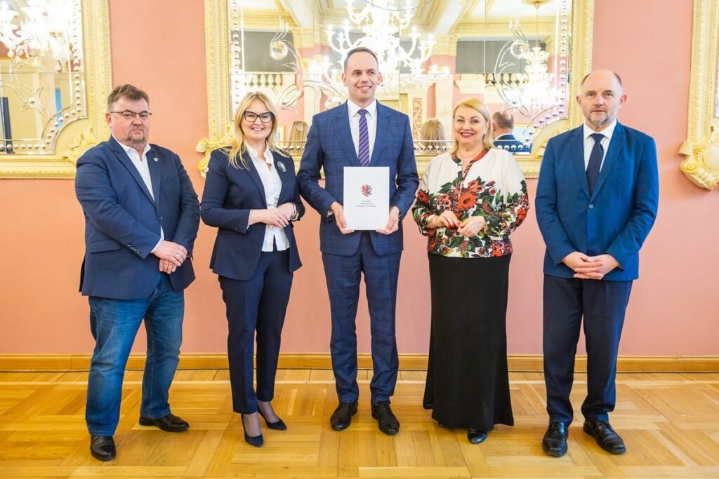 Wręczenie umów na małą infrastrukturę sportową i przyszkolne sale gimnastyczne, fot. Szymon Zdziebło/tarantoga.pl dla UMWKP