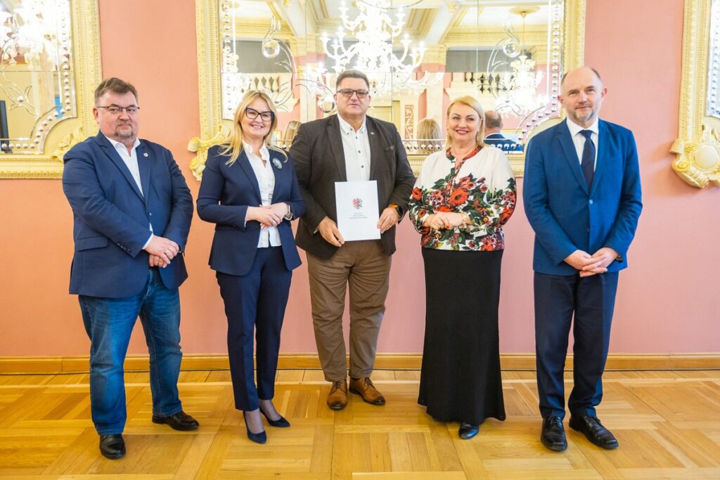 Wręczenie umów na małą infrastrukturę sportową i przyszkolne sale gimnastyczne, fot. Szymon Zdziebło/tarantoga.pl dla UMWKP