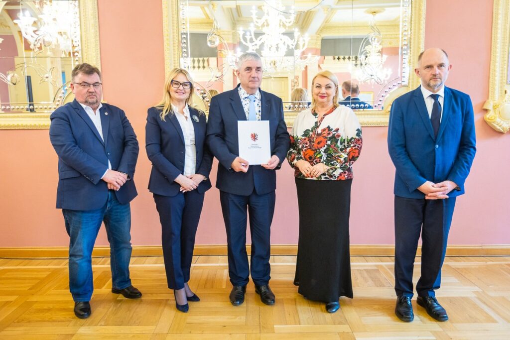 Wręczenie umów na małą infrastrukturę sportową i przyszkolne sale gimnastyczne, fot. Szymon Zdziebło/tarantoga.pl dla UMWKP