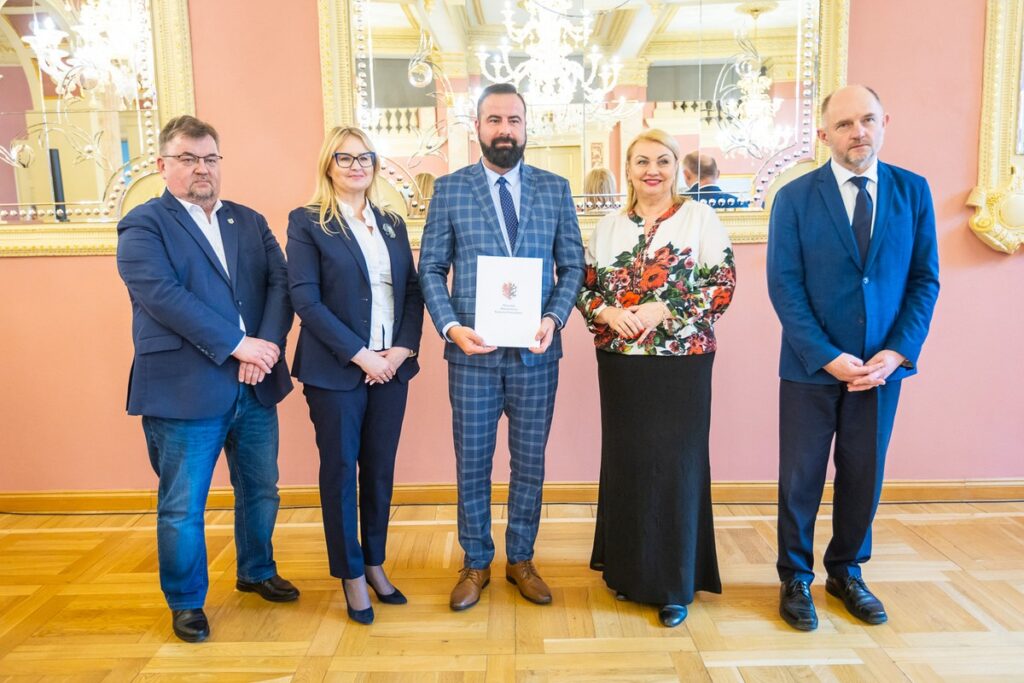 Wręczenie umów na małą infrastrukturę sportową i przyszkolne sale gimnastyczne, fot. Szymon Zdziebło/tarantoga.pl dla UMWKP