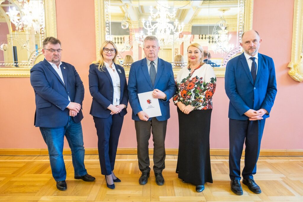 Wręczenie umów na małą infrastrukturę sportową i przyszkolne sale gimnastyczne, fot. Szymon Zdziebło/tarantoga.pl dla UMWKP