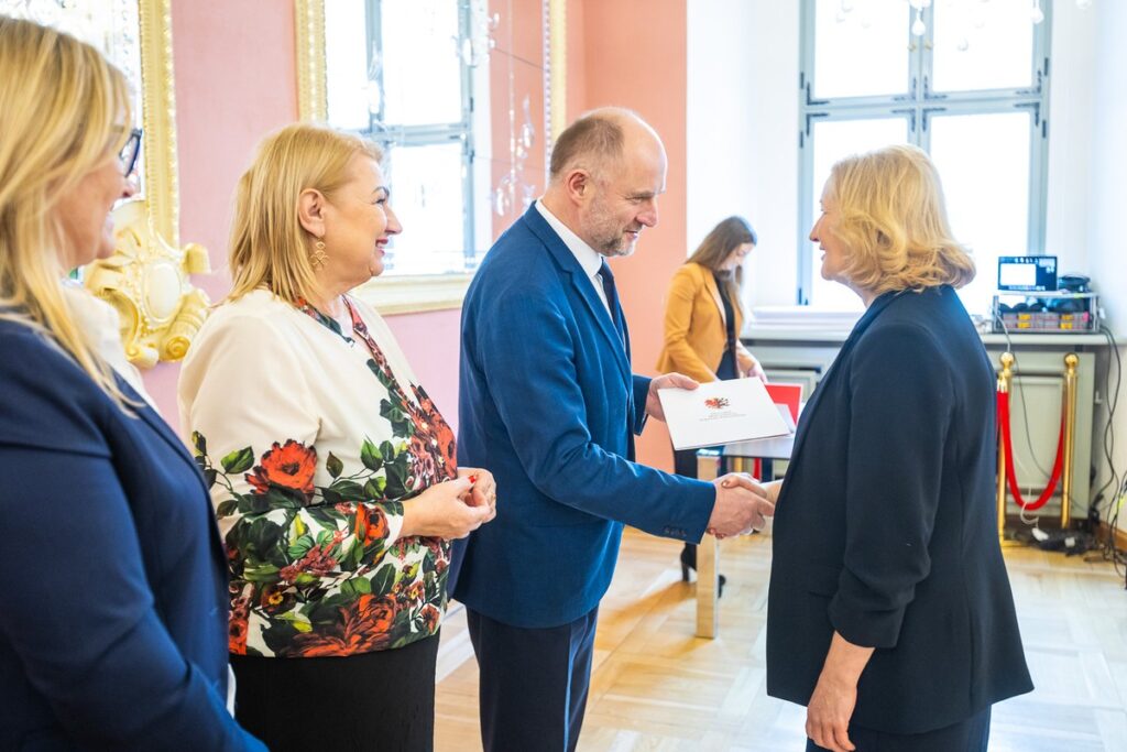 Wręczenie umów na małą infrastrukturę sportową i przyszkolne sale gimnastyczne, fot. Szymon Zdziebło/tarantoga.pl dla UMWKP