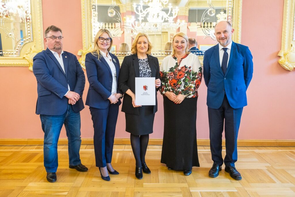 Wręczenie umów na małą infrastrukturę sportową i przyszkolne sale gimnastyczne, fot. Szymon Zdziebło/tarantoga.pl dla UMWKP