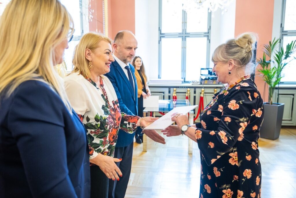 Wręczenie umów na małą infrastrukturę sportową i przyszkolne sale gimnastyczne, fot. Szymon Zdziebło/tarantoga.pl dla UMWKP