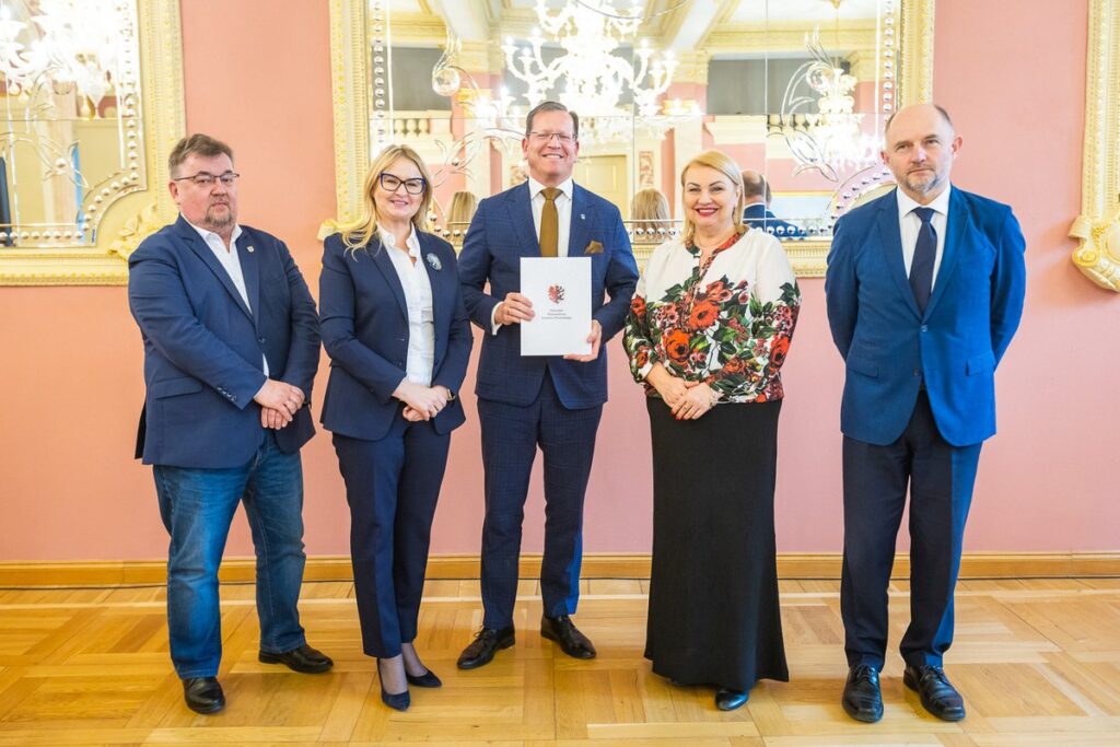 Wręczenie umów na małą infrastrukturę sportową i przyszkolne sale gimnastyczne, fot. Szymon Zdziebło/tarantoga.pl dla UMWKP