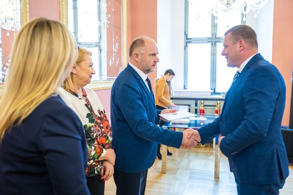 Wręczenie umów na małą infrastrukturę sportową i przyszkolne sale gimnastyczne, fot. Szymon Zdziebło/tarantoga.pl dla UMWKP