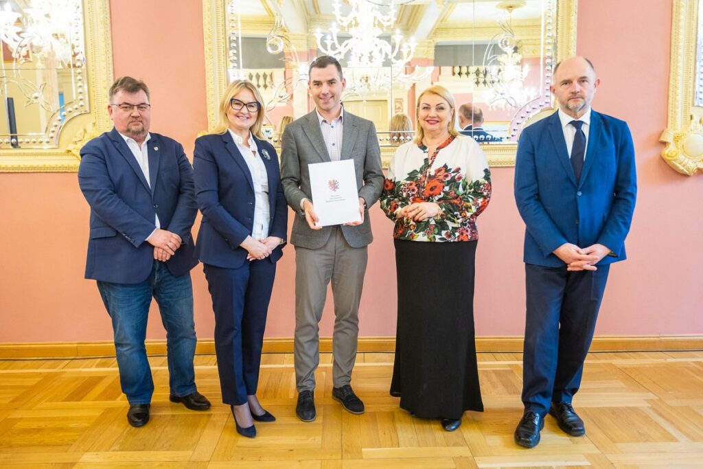 Wręczenie umów na małą infrastrukturę sportową i przyszkolne sale gimnastyczne, fot. Szymon Zdziebło/tarantoga.pl dla UMWKP