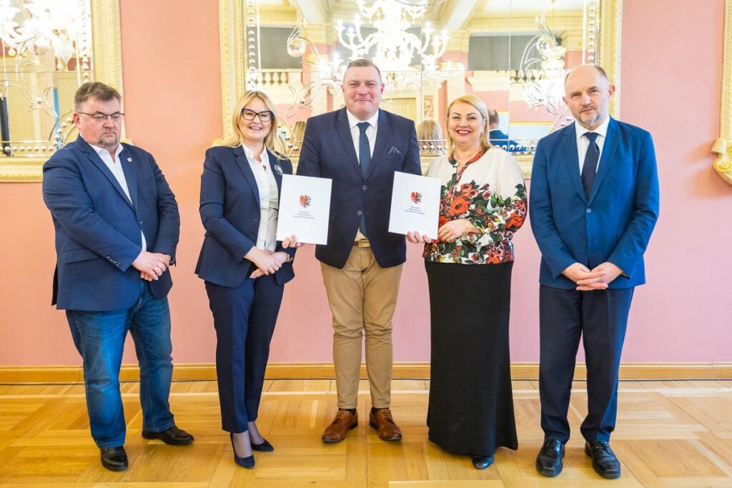 Wręczenie umów na małą infrastrukturę sportową i przyszkolne sale gimnastyczne, fot. Szymon Zdziebło/tarantoga.pl dla UMWKP