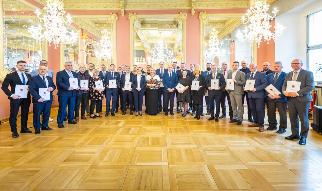 Wręczenie umów na małą infrastrukturę sportową i przyszkolne sale gimnastyczne, fot. Szymon Zdziebło/tarantoga.pl dla UMWKP