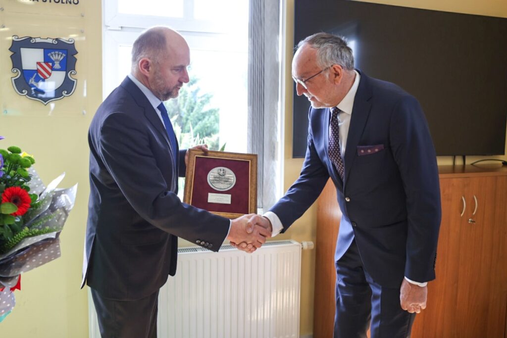 Podpisanie listu intencyjnego i wręczenie medalu wójtowi Jerzemu Rabeszce, fot. Szymon Zdziebło/tarantoga.pl dla UMWKP