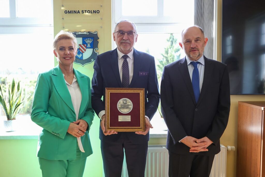 Podpisanie listu intencyjnego i wręczenie medalu wójtowi Jerzemu Rabeszce, fot. Szymon Zdziebło/tarantoga.pl dla UMWKP