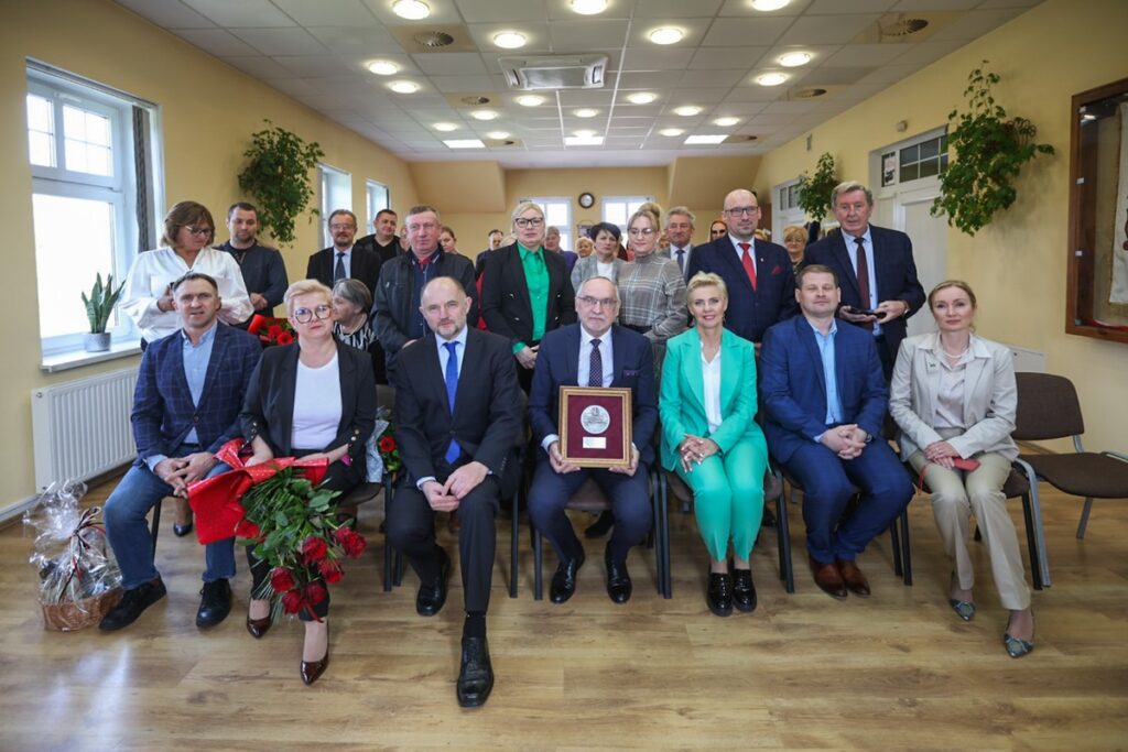 Podpisanie listu intencyjnego i wręczenie medalu wójtowi Jerzemu Rabeszce, fot. Szymon Zdziebło/tarantoga.pl dla UMWKP