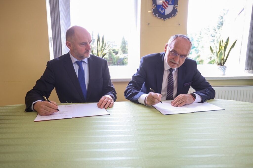 Podpisanie listu intencyjnego i wręczenie medalu wójtowi Jerzemu Rabeszce, fot. Szymon Zdziebło/tarantoga.pl dla UMWKP