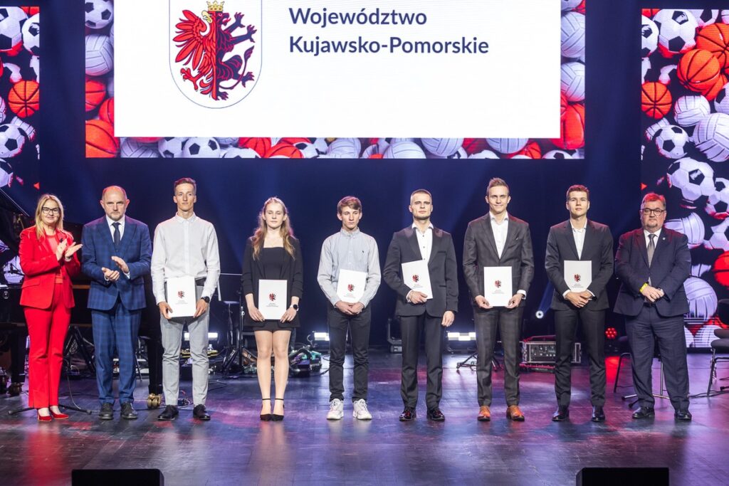 Wręczenie stypendiów sportowych, fot. Szymon Zdziebło/tarantoga.pl dla UMWKP