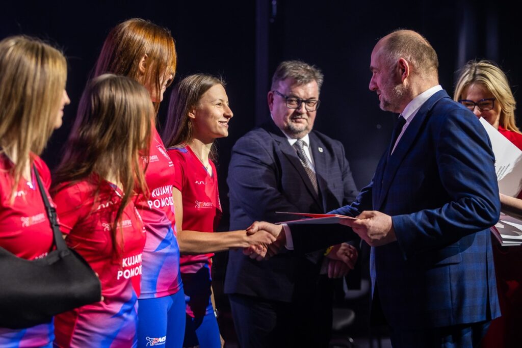 Wręczenie stypendiów sportowych, fot. Szymon Zdziebło/tarantoga.pl dla UMWKP