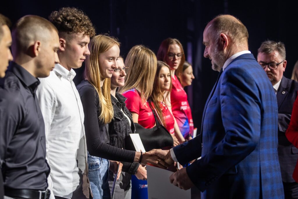 Wręczenie stypendiów sportowych, fot. Szymon Zdziebło/tarantoga.pl dla UMWKP