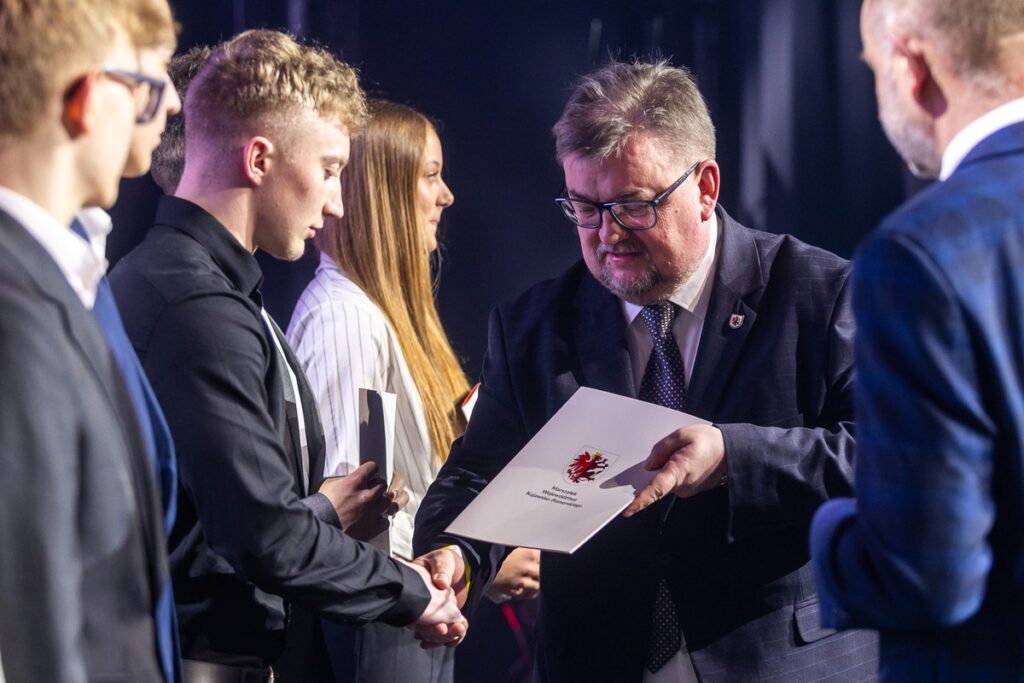 Wręczenie stypendiów sportowych, fot. Szymon Zdziebło/tarantoga.pl dla UMWKP