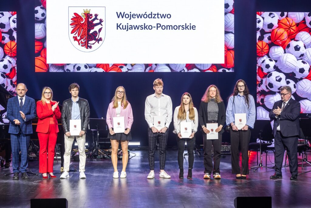 Wręczenie stypendiów sportowych, fot. Szymon Zdziebło/tarantoga.pl dla UMWKP