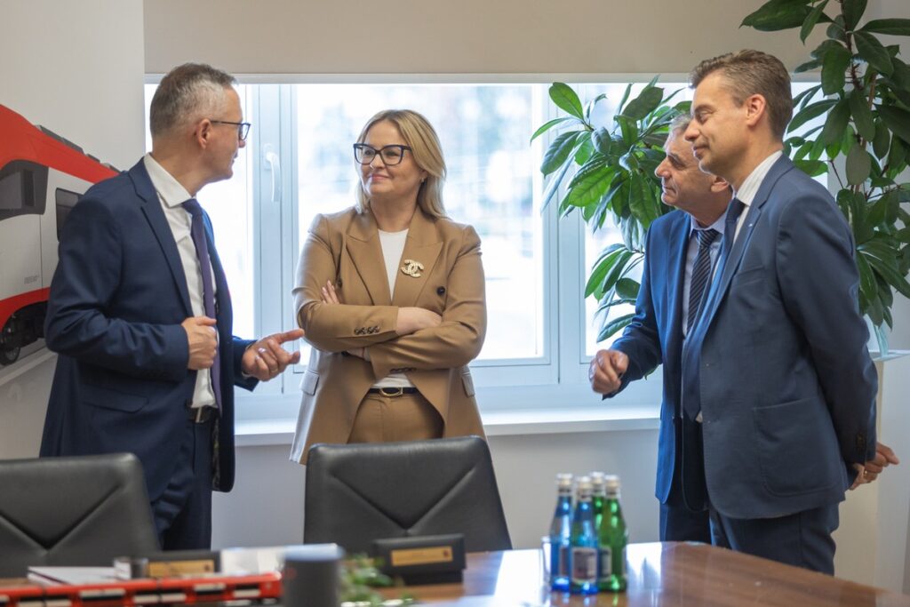 Ceremonia podpisania umowy z Pesą, fot. Mikołaj Kuras dla UMWKP