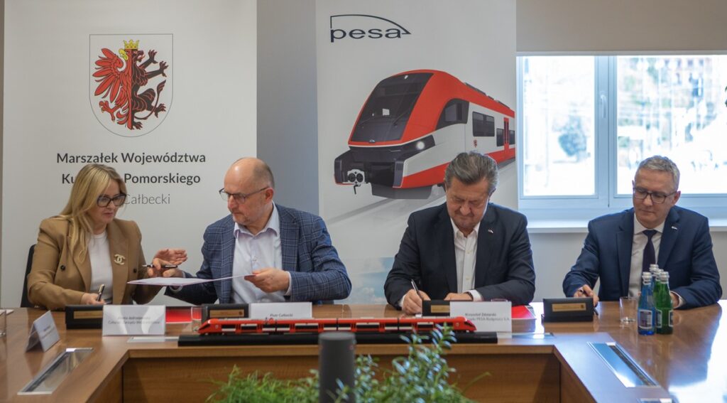 Ceremonia podpisania umowy z Pesą, fot. Mikołaj Kuras dla UMWKP