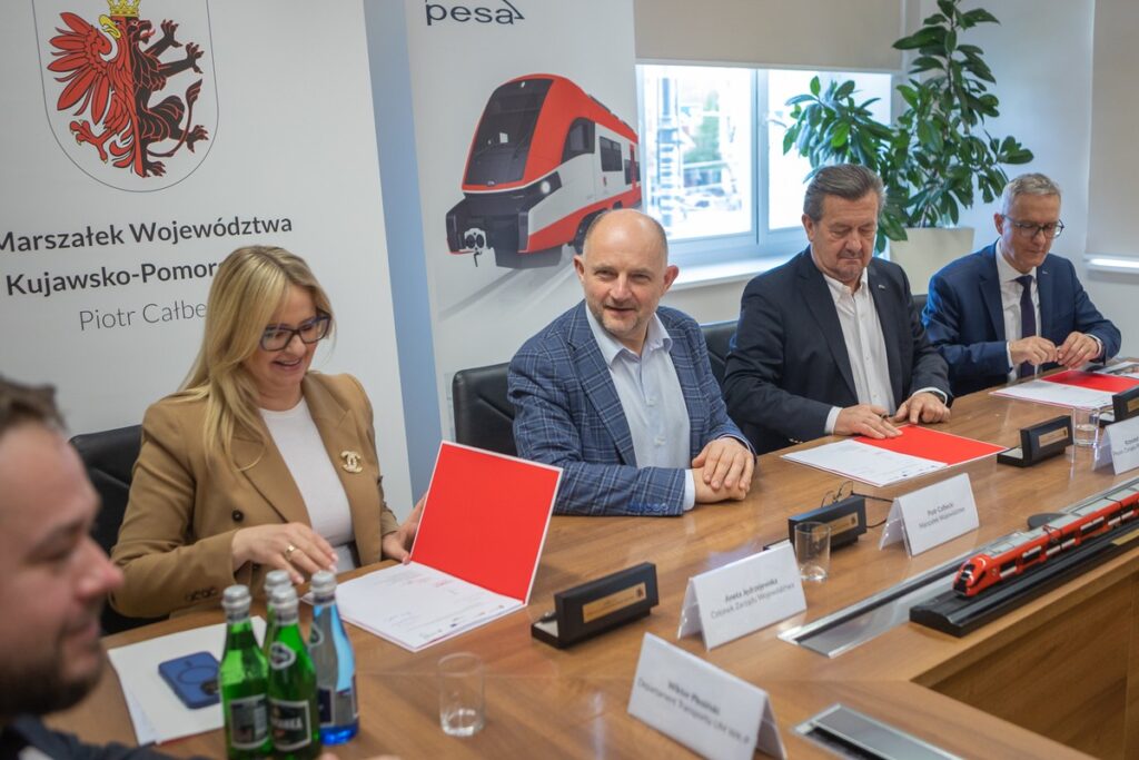 Ceremonia podpisania umowy z Pesą, fot. Mikołaj Kuras dla UMWKP