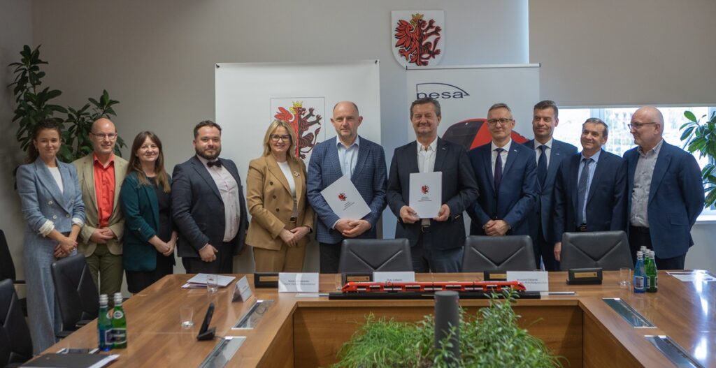 Ceremonia podpisania umowy z Pesą, fot. Mikołaj Kuras dla UMWKP