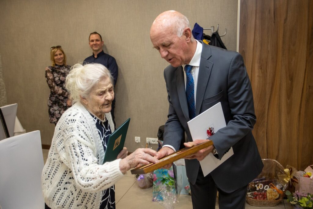 Wręczenie Medalu Unitas Durat Karolinie Niedziałek, fot. Mikołaj Kuras dla UMWKP