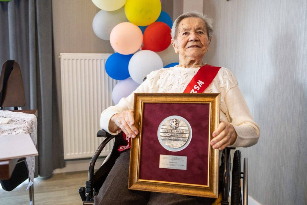 Wręczenie medalu Unitas Durat Weronice Zioło, fot. Szymon Zdziebło/ tarantoga.pl dla UMWKP