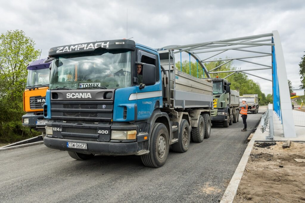 Próbne obciążenie wiaduktu w Terespolu Pomorskim, fot. Tomasz Czachorowski/eventphoto.com.pl dla UMWKP