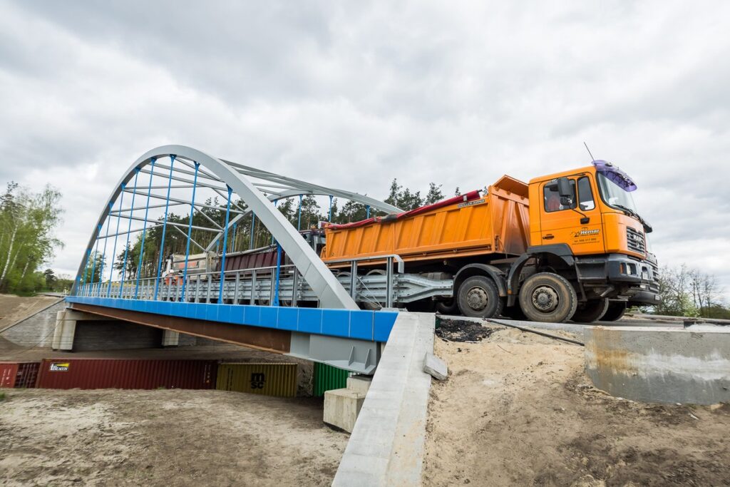 Próbne obciążenie wiaduktu w Terespolu Pomorskim, fot. Tomasz Czachorowski/eventphoto.com.pl dla UMWKP