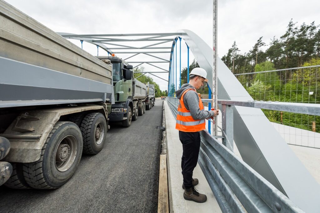 Próbne obciążenie wiaduktu w Terespolu Pomorskim, fot. Tomasz Czachorowski/eventphoto.com.pl dla UMWKP