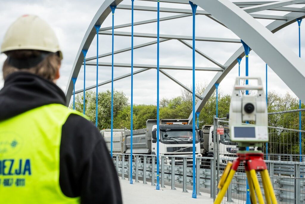Próbne obciążenie wiaduktu w Terespolu Pomorskim, fot. Tomasz Czachorowski/eventphoto.com.pl dla UMWKP