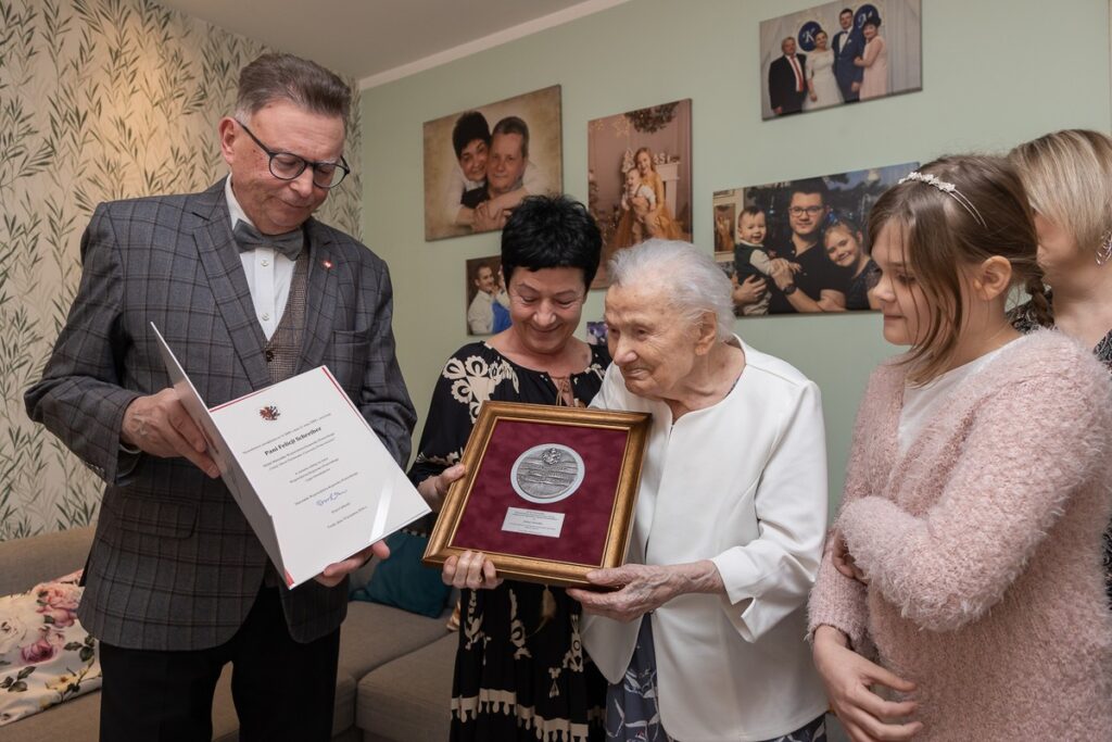 Wręczenie medalu Unitas Durat Felicji Schreiber, fot. Tomasz Czachorowski/eventphoto.com.pl
