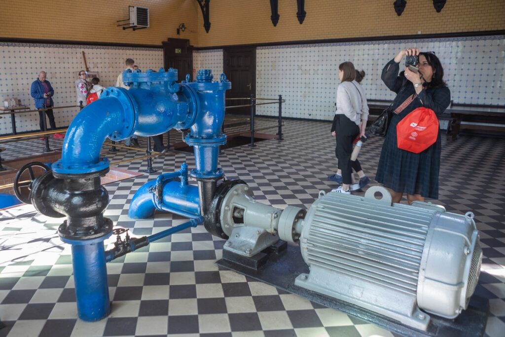 Toruń, Zwiedzanie Stacji Pomp „Stare Bielany” wraz z „Wystawą techniki wodociągowej i kanalizacyjnej”, fot. Mikołaj Kuras dla UMWKP