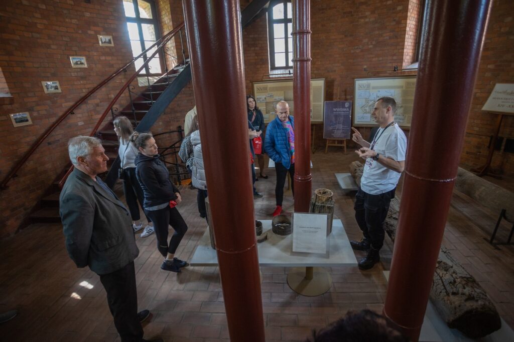 Toruń, Zwiedzanie Stacji Pomp „Stare Bielany” wraz z „Wystawą techniki wodociągowej i kanalizacyjnej”, fot. Mikołaj Kuras dla UMWKP