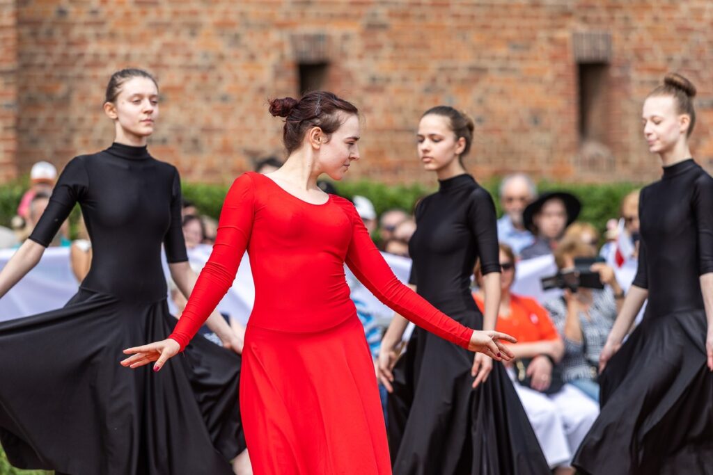 Obchody Dnia Flagi w Toruniu, fot. Szymon Zdziebło/tarantoga.pl dla UMWKP