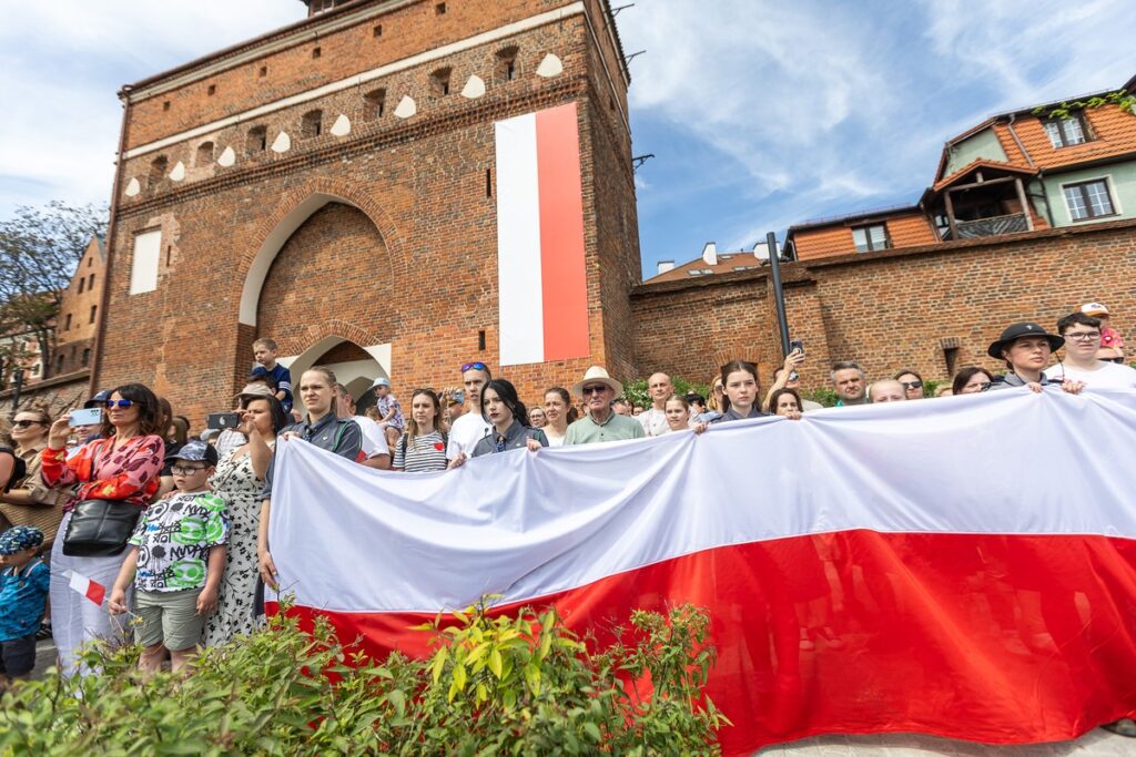 Obchody Dnia Flagi w Toruniu, fot. Szymon Zdziebło/tarantoga.pl dla UMWKP