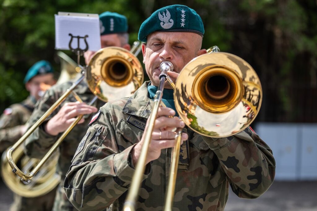 Obchody Dnia Flagi w Toruniu, fot. Szymon Zdziebło/tarantoga.pl dla UMWKP