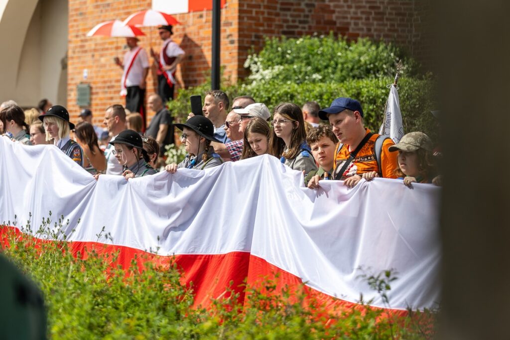 Obchody Dnia Flagi w Toruniu, fot. Szymon Zdziebło/tarantoga.pl dla UMWKP