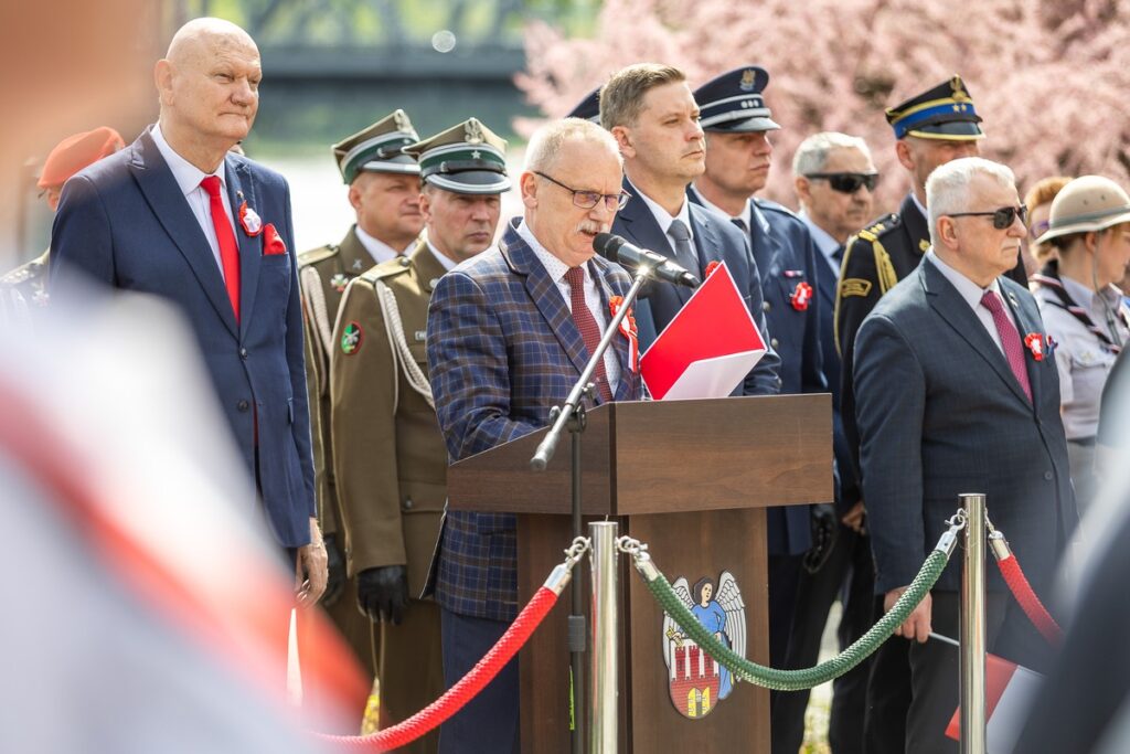 Obchody Dnia Flagi w Toruniu, fot. Szymon Zdziebło/tarantoga.pl dla UMWKP