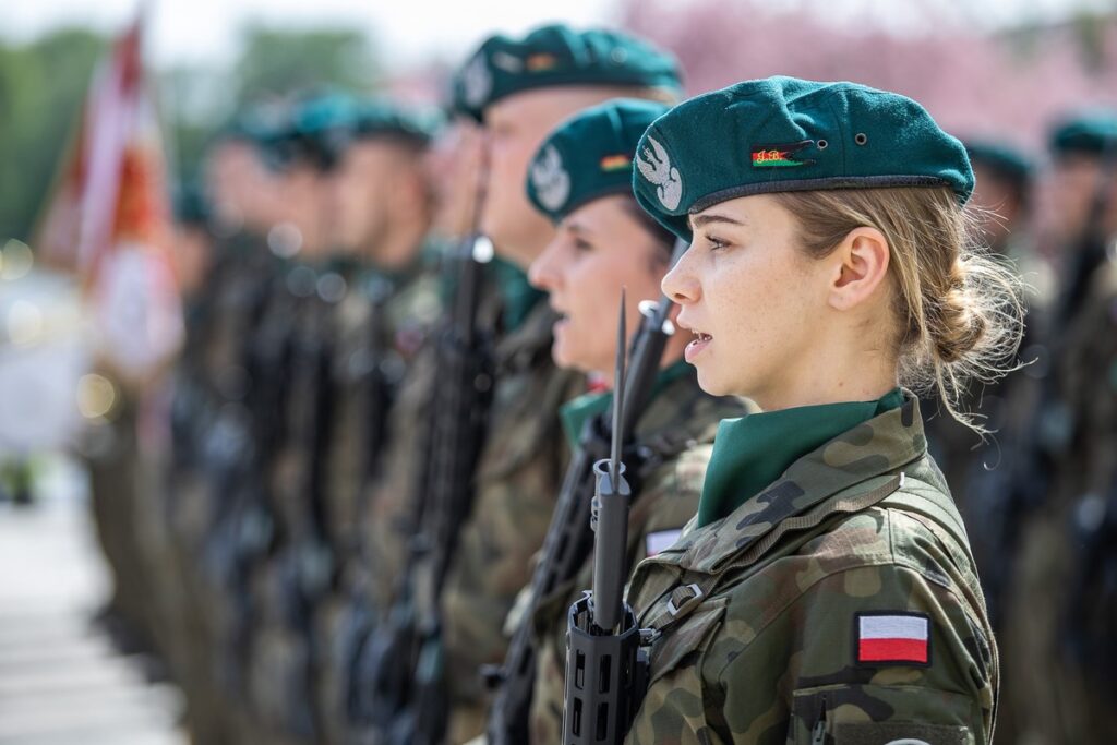 Obchody Dnia Flagi w Toruniu, fot. Szymon Zdziebło/tarantoga.pl dla UMWKP