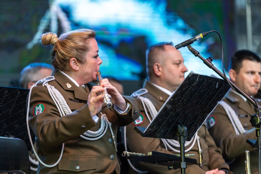 Obchody Dnia Flagi w Toruniu, fot. Szymon Zdziebło/tarantoga.pl dla UMWKP