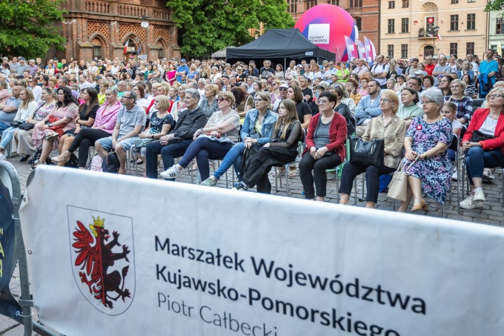 Obchody Dnia Flagi w Toruniu, fot. Szymon Zdziebło/tarantoga.pl dla UMWKP